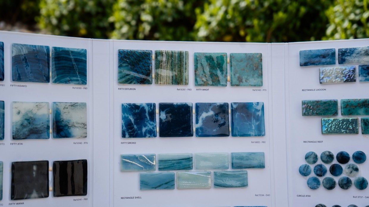 Mosaico de Vidro Reciclado: Uma Forma Mais Inteligente de Revestir a Sua Piscina