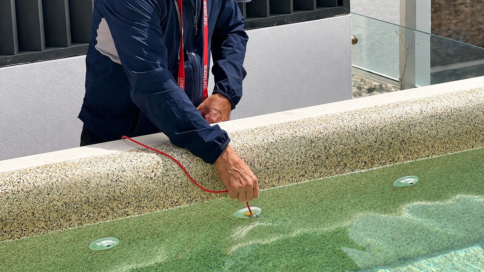 Piscina a perder água: sinais, testes e deteção eletrónica de fugas